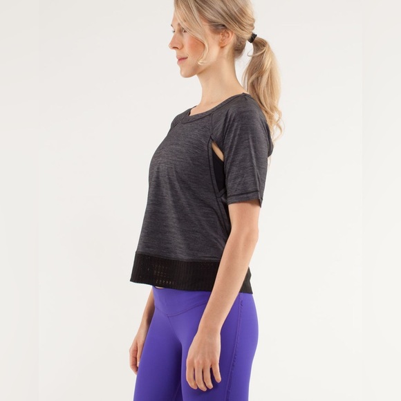 NEW Lululemon Sun Runner Short Sleeve
in Heathered Black & Black Lace. 
Size 8. - Picture 3 of 8